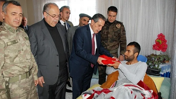 İl protokolü Afrin gazisine geçmiş olsun dileklerinde bulundu

