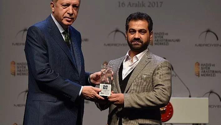 Doç. Dr. Abdulvahap Özsoy, birincilik ödülünün mutluluğunu Rektör Çomaklı ile paylaştı
