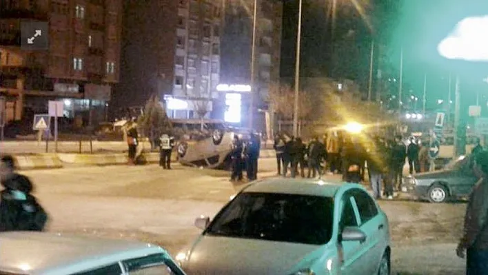 İki otomobil çarpıştı: 2 Yaralı
