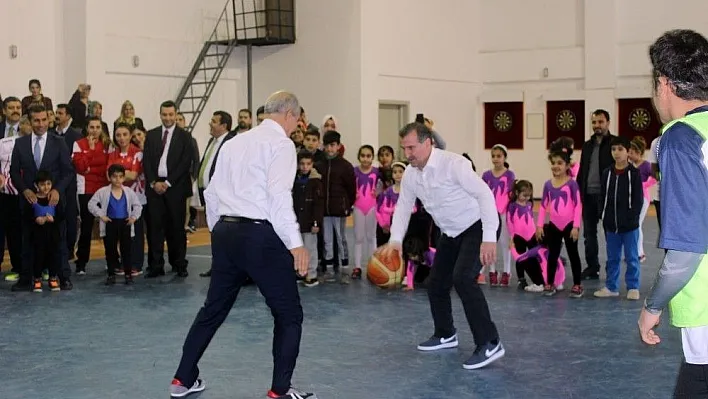 Gençlik ve Spor Bakanı gençlerle basketbol oynadı
