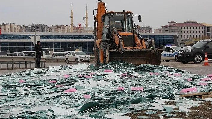 Tırdan düşen 8 ton cam karayoluna saçıldı
