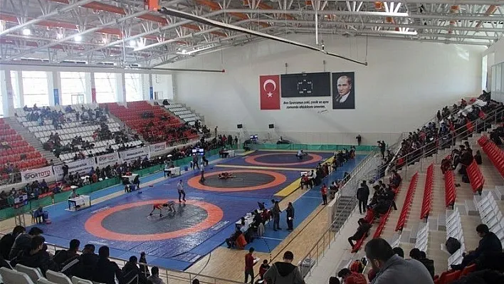 Erzincan'da Güreş grup müsabakaları tamamlandı
