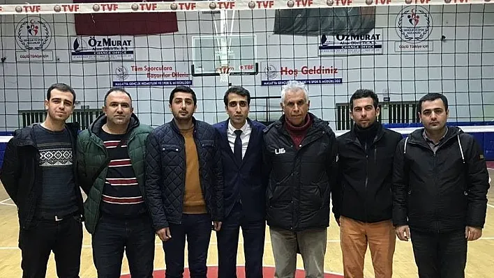 Malatya voleybol camiasından Mehmetçik'e kayısı
