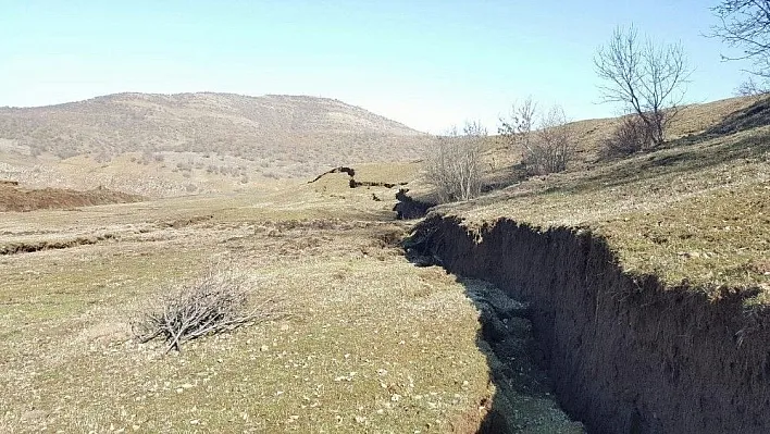 365 nüfuslu köyde korkutan heyelan
