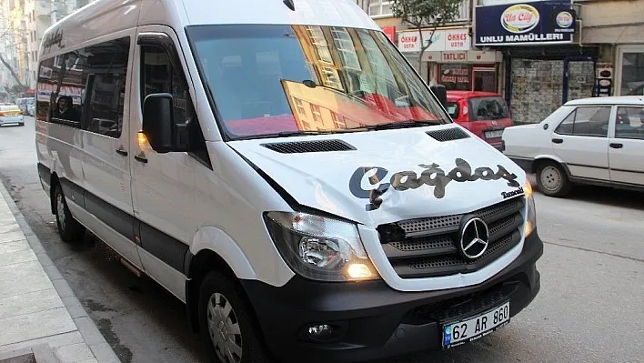 Yaşlı adama minibüs çarptı