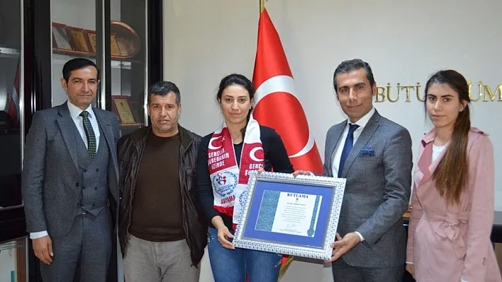 Eskrim Sporcusu Merve Ersoy mutluluğunu Müdür Keleş ile paylaştı
