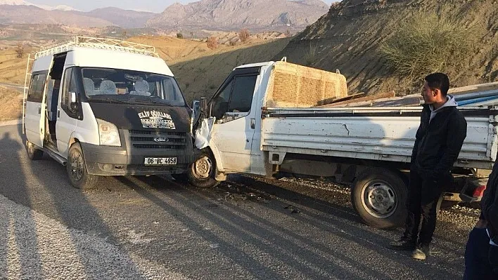 Kamyonet ile yolcu minibüsü çarpıştı: 3 Yaralı
