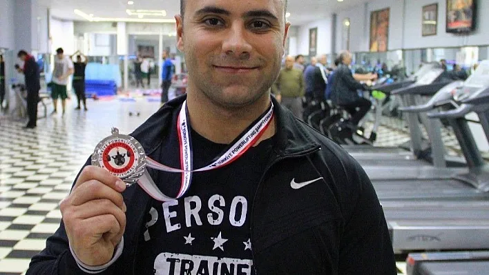 Powerlifting'te 235 kilo kaldırarak Türkiye ikincisi oldu
