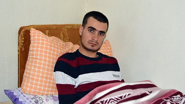 Teröristlerle girilen çatışmada yaralanan asker baba evine getirildi
