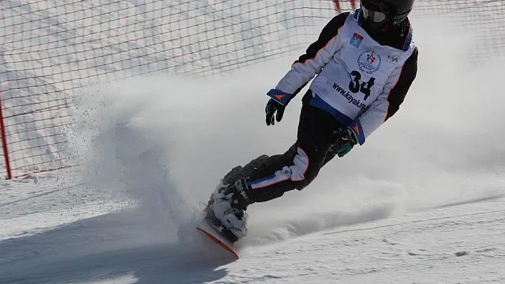 Yıldız'da snowboard yarışları başladı
