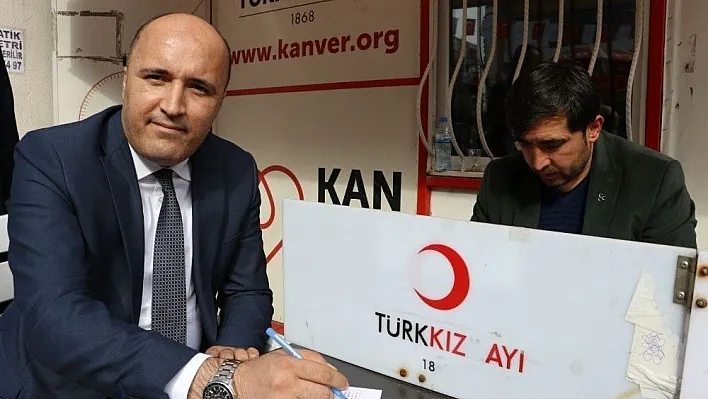 MHP'den Kızılay'a kan bağışı
