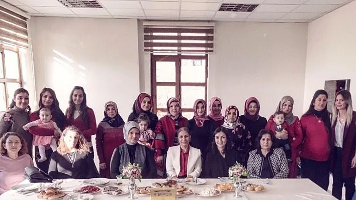 Müdür Alper'in eşi Kezban Alper polis eşlerinin sorunlarını diledi
