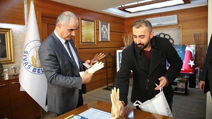 Rabia işaretini ahşaba işledi
