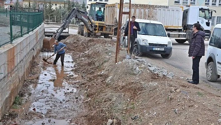 Gölbaşı ilçesinde su kanalları temizleniyor
