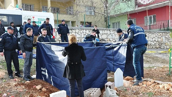 İzinsiz defnedilen 1 yaşındaki bebeğin mezarı açıldı
