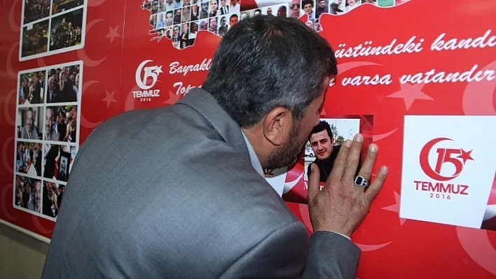 Şehit çocuklarının fotoğrafına yüzünü yaslayıp ağladı
