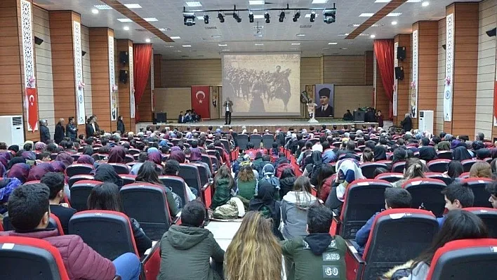 Tarihçi-Yazar Talha Uğurluel'den öğrencilere 'Mehmetçik' konulu konferans
