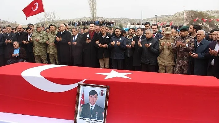 Bakan Soylu şehit babasının kolundan hiç ayrılmadı
