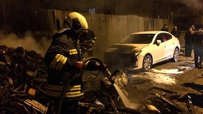 Odunlukta çıkan yangın araca zarar verdi