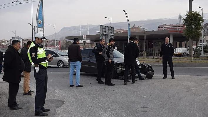 Otomobil motosiklet ile çarpıştı: 2 yaralı
