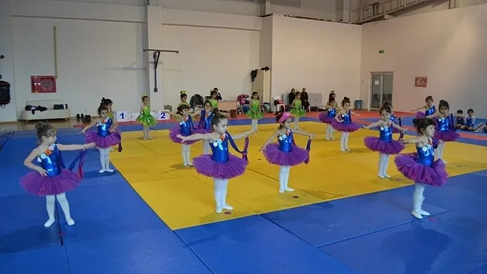 Minik jimnastikçiler hünerlerini sergiledi

