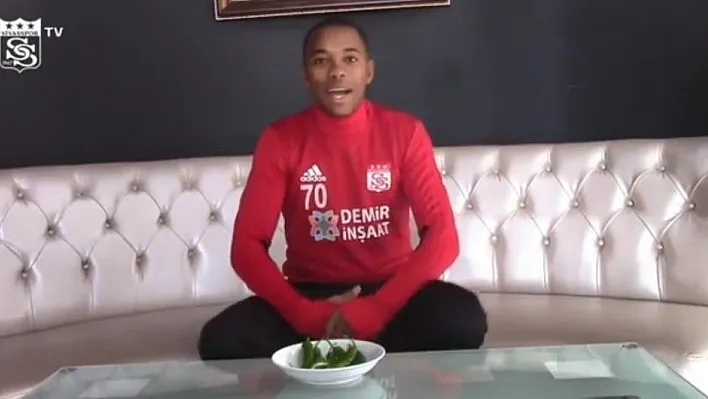 Robinho, ALS hastalığına dikkat çekmek için acı biber yedi
