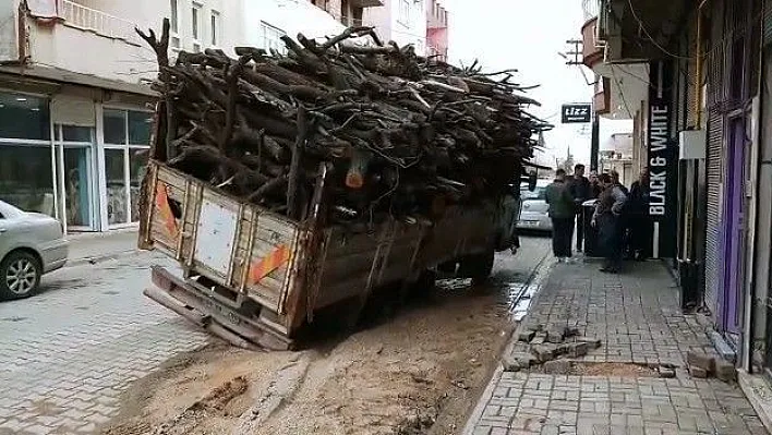 Tekerlekleri toprak yola saplanan kamyon devrilme tehlikesi geçirdi
