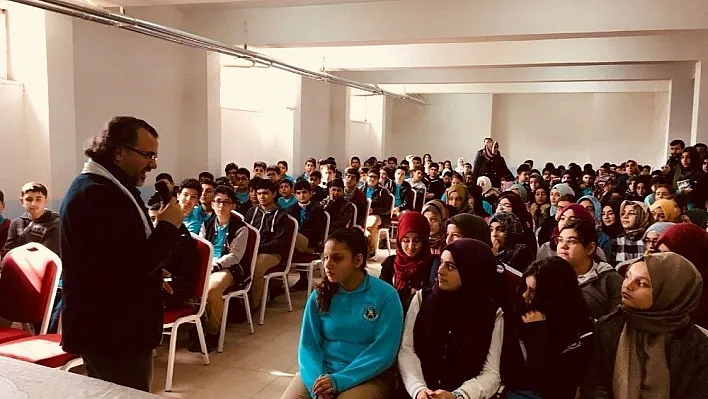 Yazar Aslanhan öğrencilerle bir araya geldi
