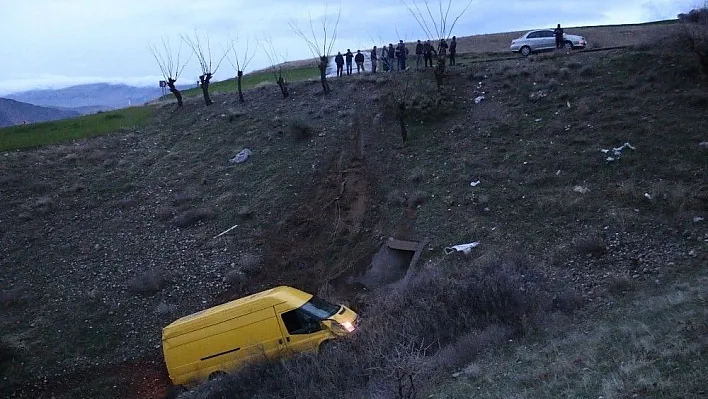 Minibüs uçurumdan uçtu
