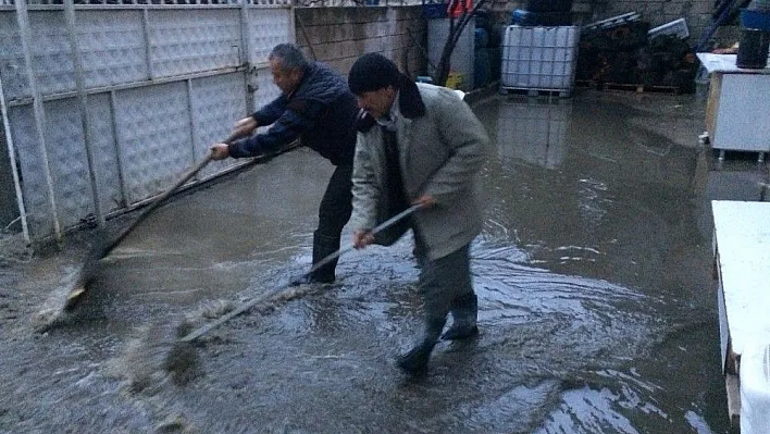 Adıyaman'da evleri yağmur suyu bastı
