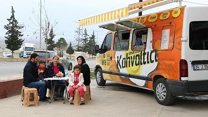 Bu minibüse kahvaltı için geliyorlar

