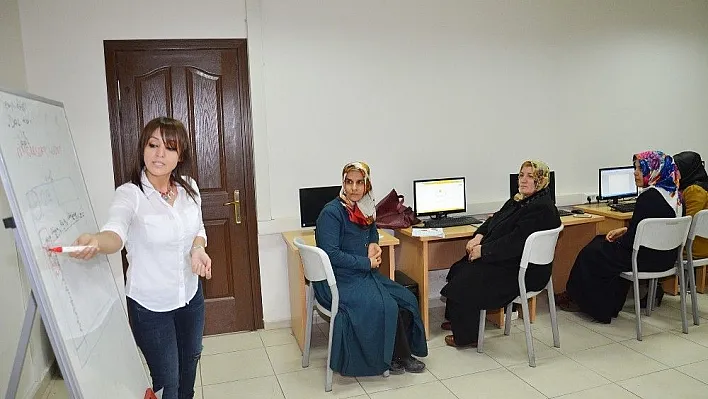 Ev hanımları bilgisayar öğreniyor
