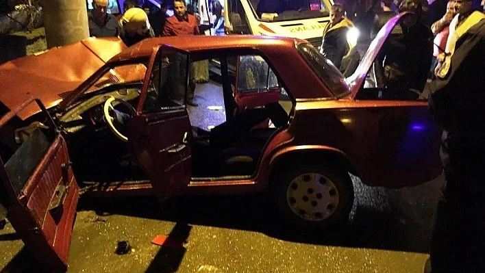 Otomobil elektrik direğine çarptı: 1 ölü, 3 yaralı
