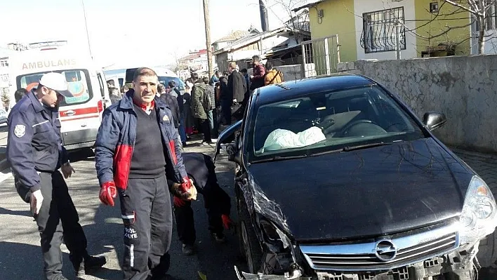 Bingöl'de öğrenci servisi kaza yaptı: 12 yaralı