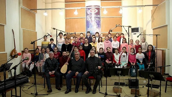 TRT Erzurum Radyosu Türk Halk Müziği Çocuk Korosu 2018'in ilk canlı yayınını gerçekleştirdi
