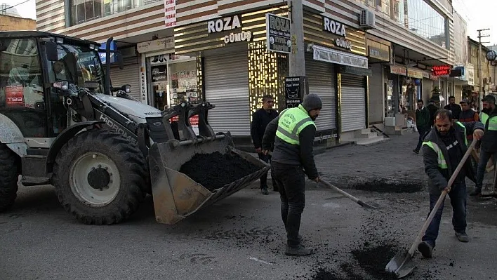 Bismil'de yol yama ve tamir çalışması devam ediyor
