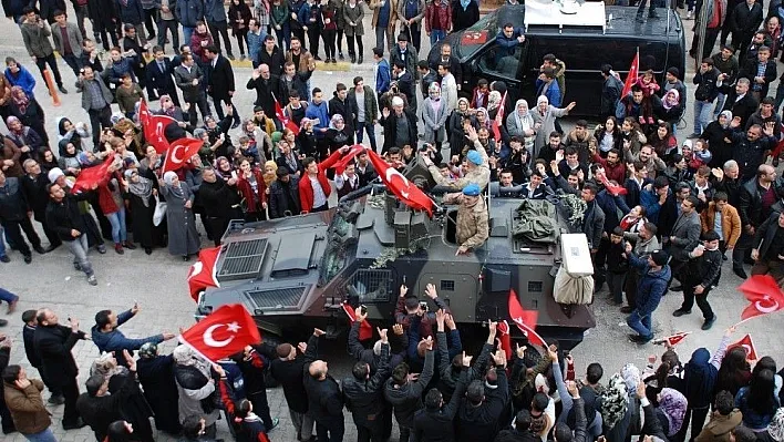 Mehmetçik binlerce vatandaş tarafından Afrin'e uğurlandı
