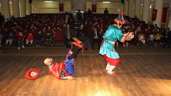 Hacivat ve Karagöz çocukları sevindirmeye devam ediyor
