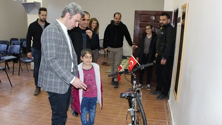 İstiklal Marşının 10 kıtasını ezbere okuyan ilkokul öğrencisine kaymakamdan bisiklet hediyesi
