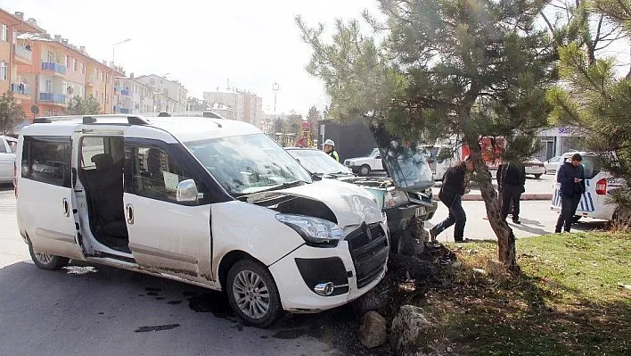 Kazada yaralananlara yardım ederken kaza yaptı
