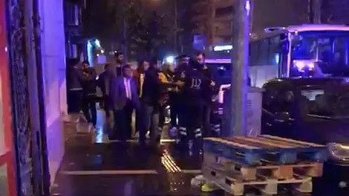 Vakaya giden ambulansın yolu kesildi
