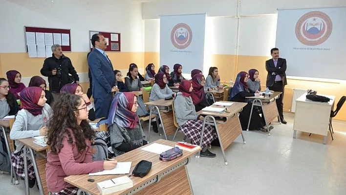 Vali Arslantaş, imam hatip liselerinde öğrenim gören öğrencileri ziyaret etti
