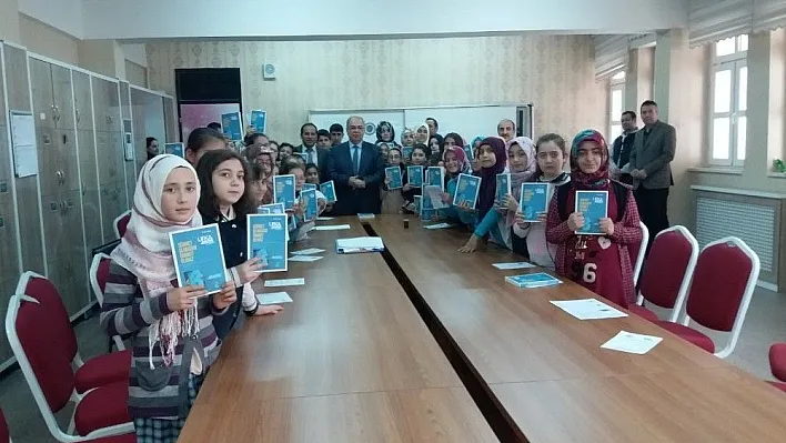 Başkan Kutlu öğrencilere kitap dağıttı
