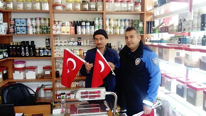 Gölbaşı Kaymakamlığı Türk Bayrağı dağıttı
