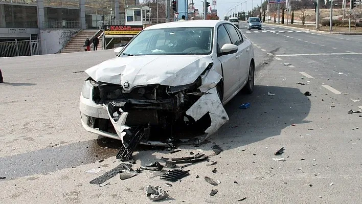 Elazığ'da iki araç çarpıştı : 4 yaralı