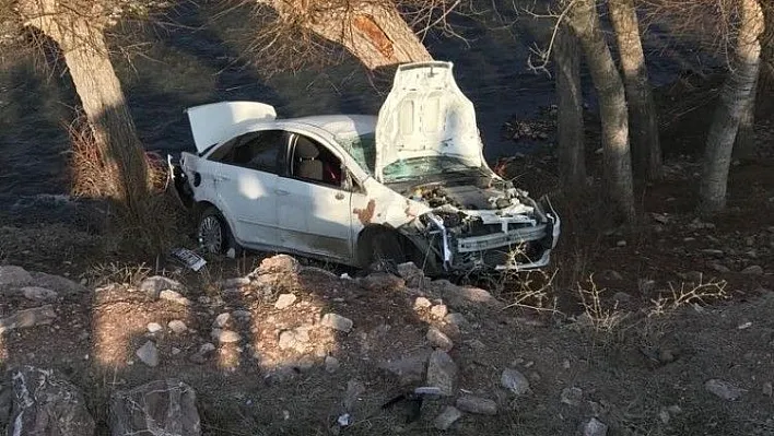 Otomobil dere yatağındaki ağaçlara çarptı: 3 ölü