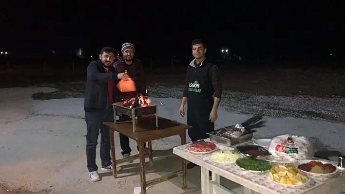 Görev başındaki polislere mangallı moral
