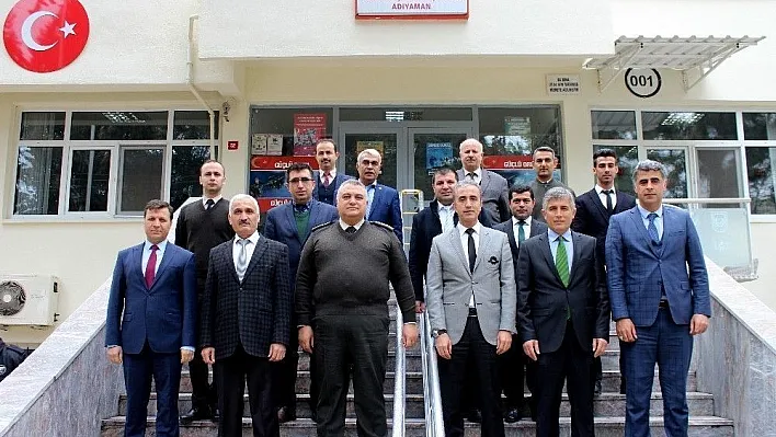 Müdür Çelik ve beraberindekiler gönüllü asker olmak için dilekçe verdi

