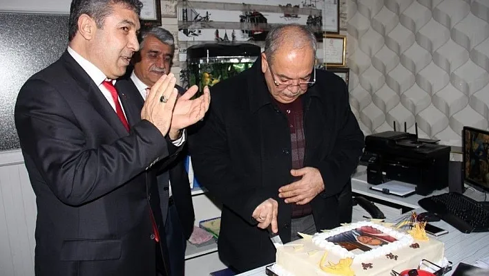 Muhtarlardan Başkan Kutlu'ya sürpriz doğum günü

