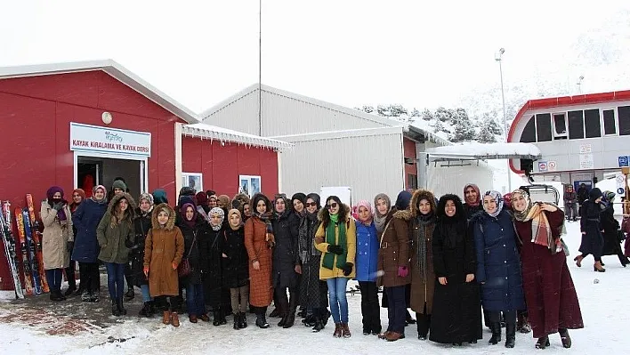 KYK'lı öğrenciler kayak öğreniyor
